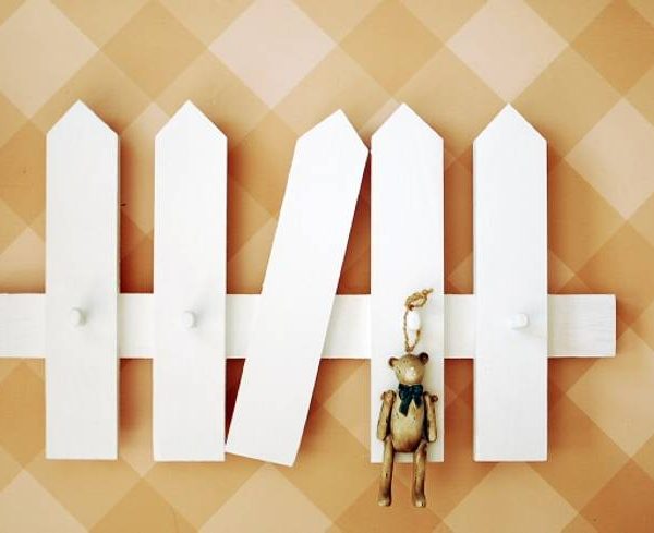 Vägghängare för barnrummet, staket