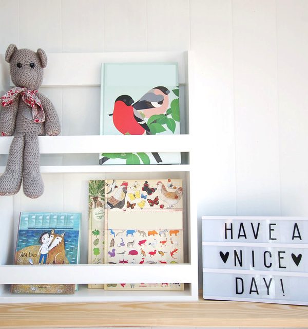 Bokhylla i trä till barnrummet