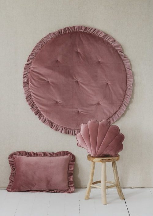 Moi Mili, rund lekmatta med volanger i sammet, dirty pink