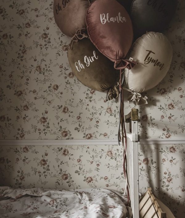 Väggdekoration och kudde i sammet, Oh boy-silvergrå