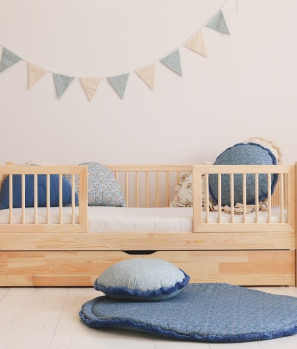 Barnsäng Adele med stödbräda och förvaringslåda