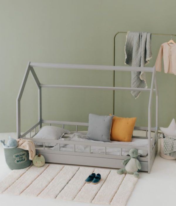 Grå hussäng med skydd till barnrummet