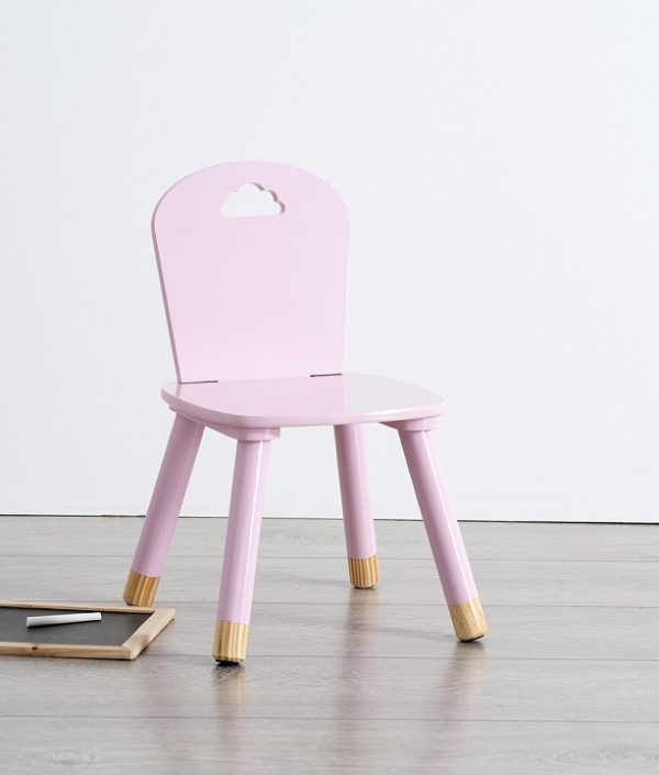 Rosa trästol till barnrummet