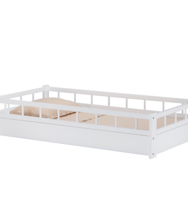 Låg vit barnsäng med skydd