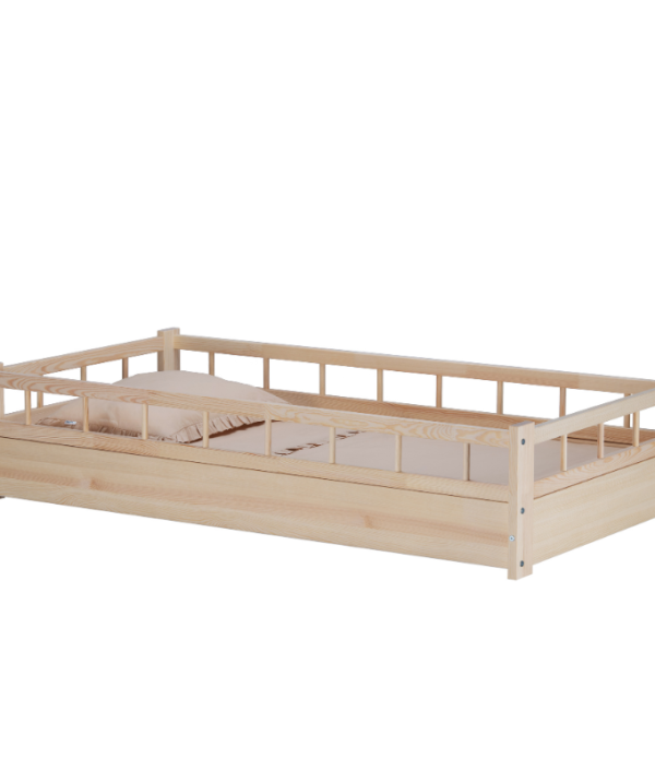 Låg natur barnsäng med skydd