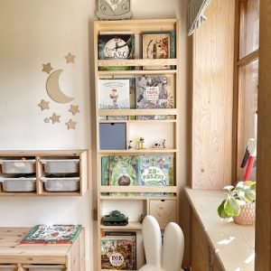 Hög bokhylla med två lådor