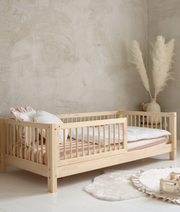 Natur barnsäng Asta 90x190 cm med stödbräda