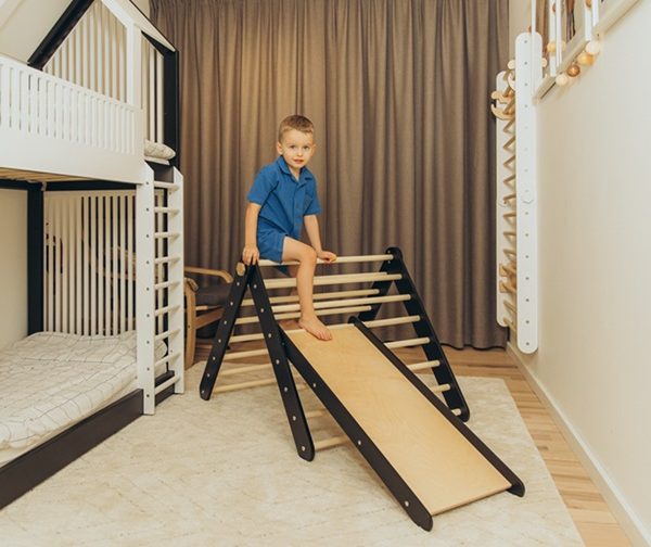 Duck Woodworks, Klättertriangel ribbstol rutschkana, svart/natur