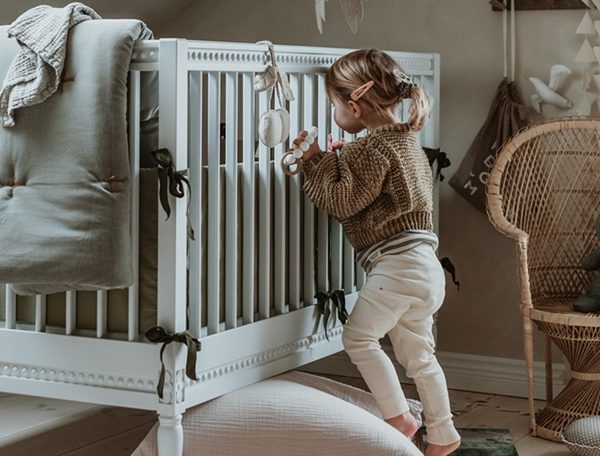 Antik spjälsäng med madrass till barnrummet, vit