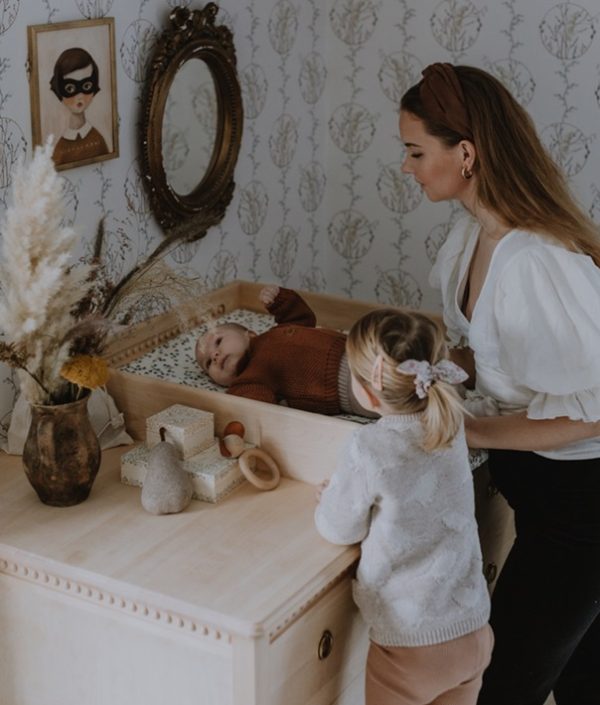 Antikt skötbord till barnrummet, natur