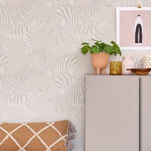 Majvillan, tapet till barnrummet Safari stripes, warm grey