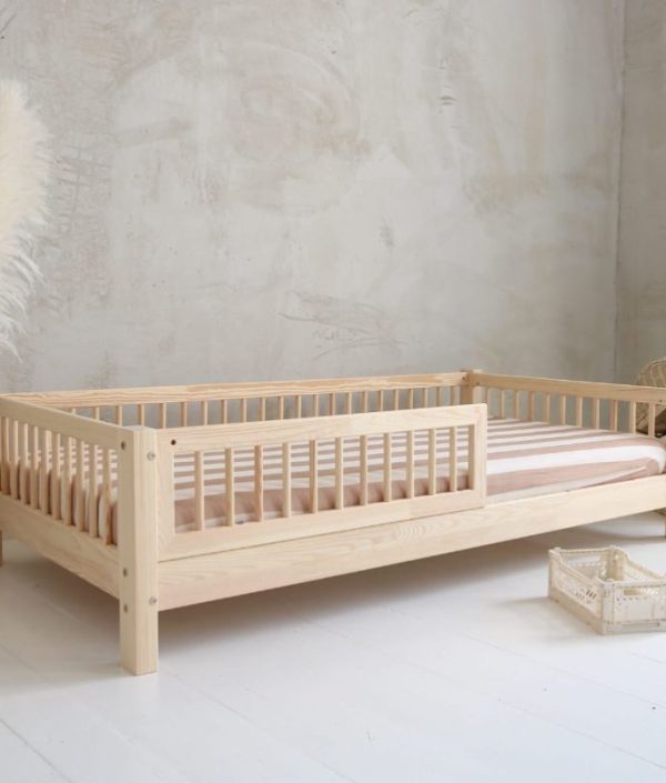 Barnsäng Alex 90x200 cm med stödbräda